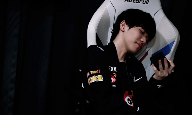 KT横扫CLG，Kanavi拿下关键大龙激烈交锋成都决赛之夜，留下经典瞬间