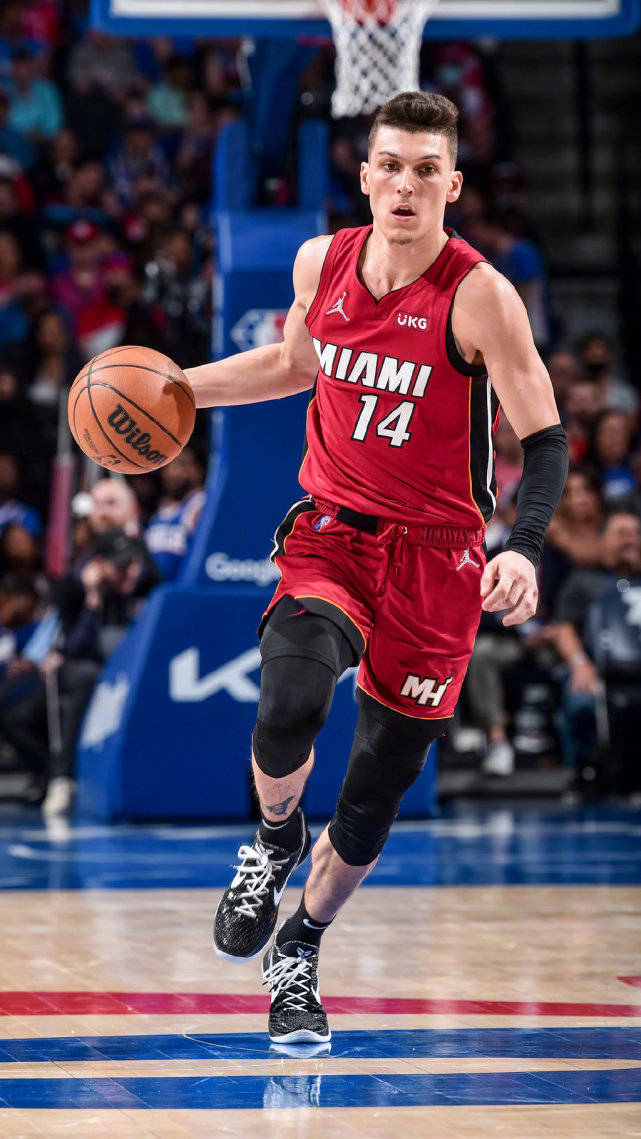 CLG轻取KT,ShowMaker关键团战开团秒人强强对话入围赛,强势挺进下一轮 CLG轻取KT,ShowMaker关键团战开团秒人强强对话入围赛,强势挺进下一轮