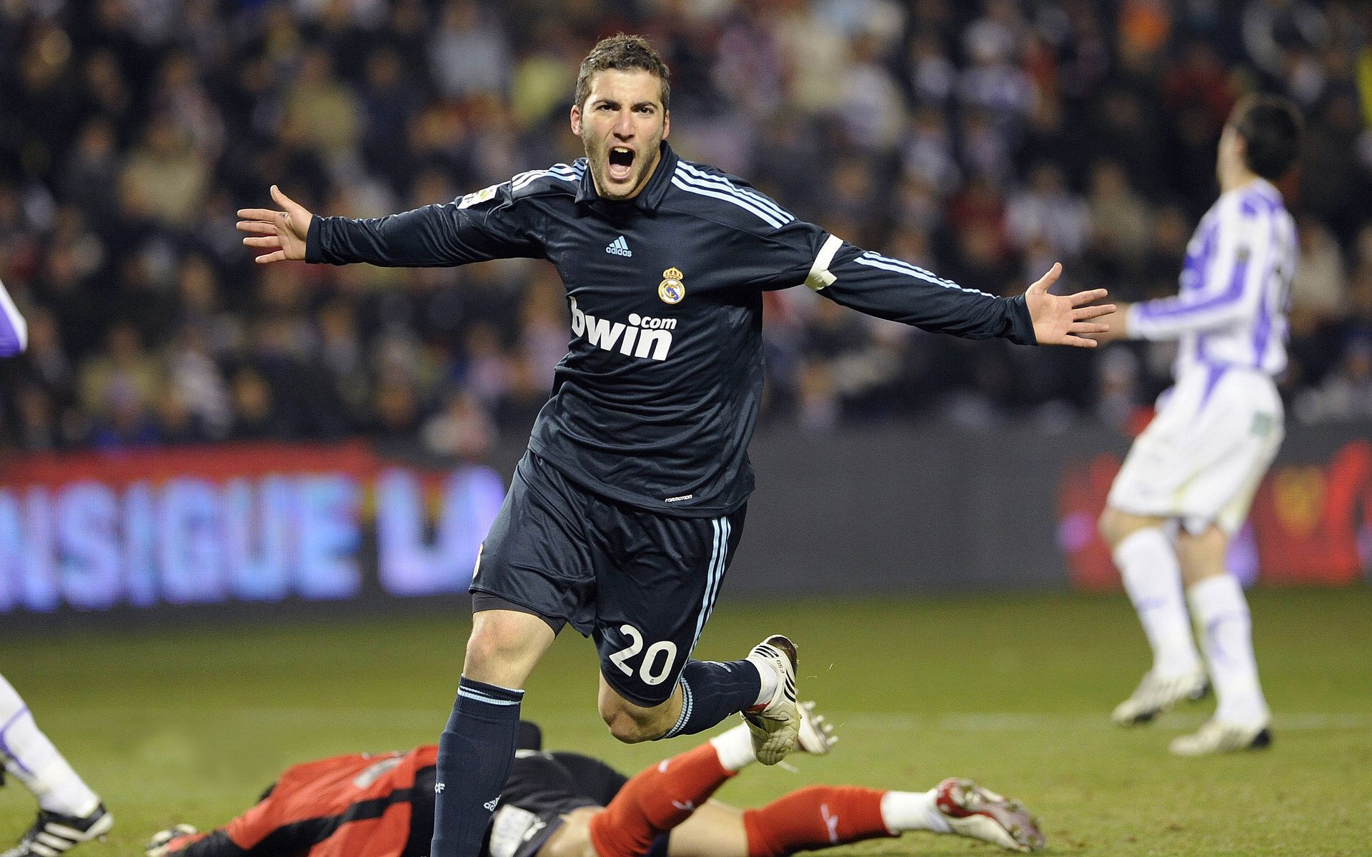 隐形引擎轰鸣时，保罗用14年修炼的变速器哲学，绞碎了黄蜂的翅膀